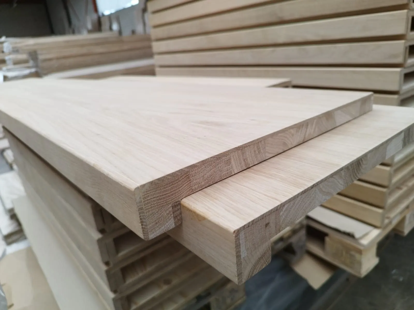 Appuis de fenêtre à nez en chêne qualité A/B, empilés à l’atelier