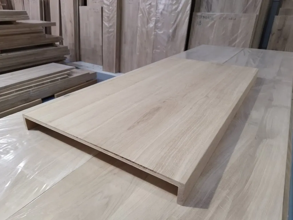 Marche de rénovation double en chêne, posée sur une pile au dépôt