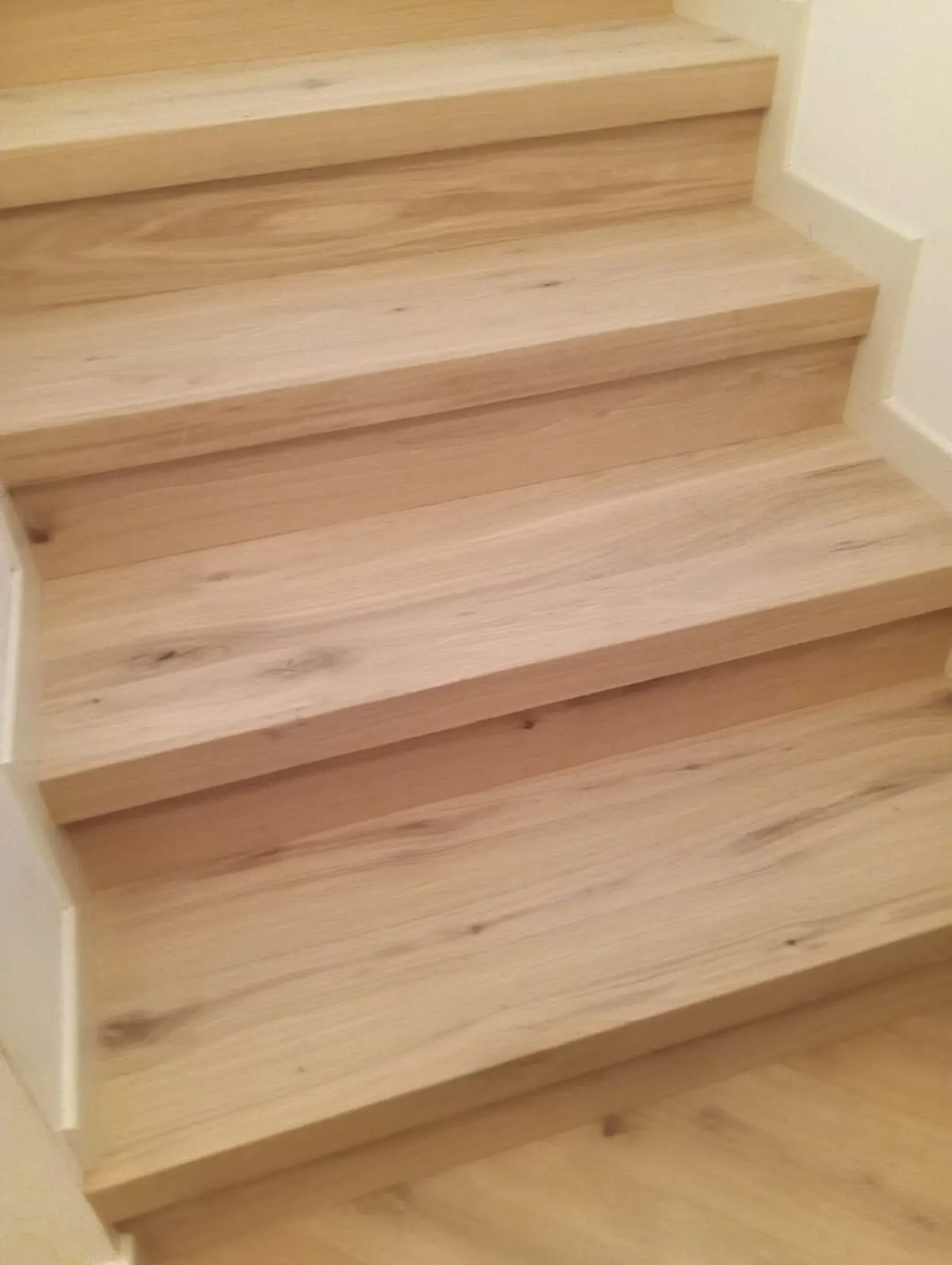 Escalier rénové : les anciennes marches sont recouvertes de marches en chêne