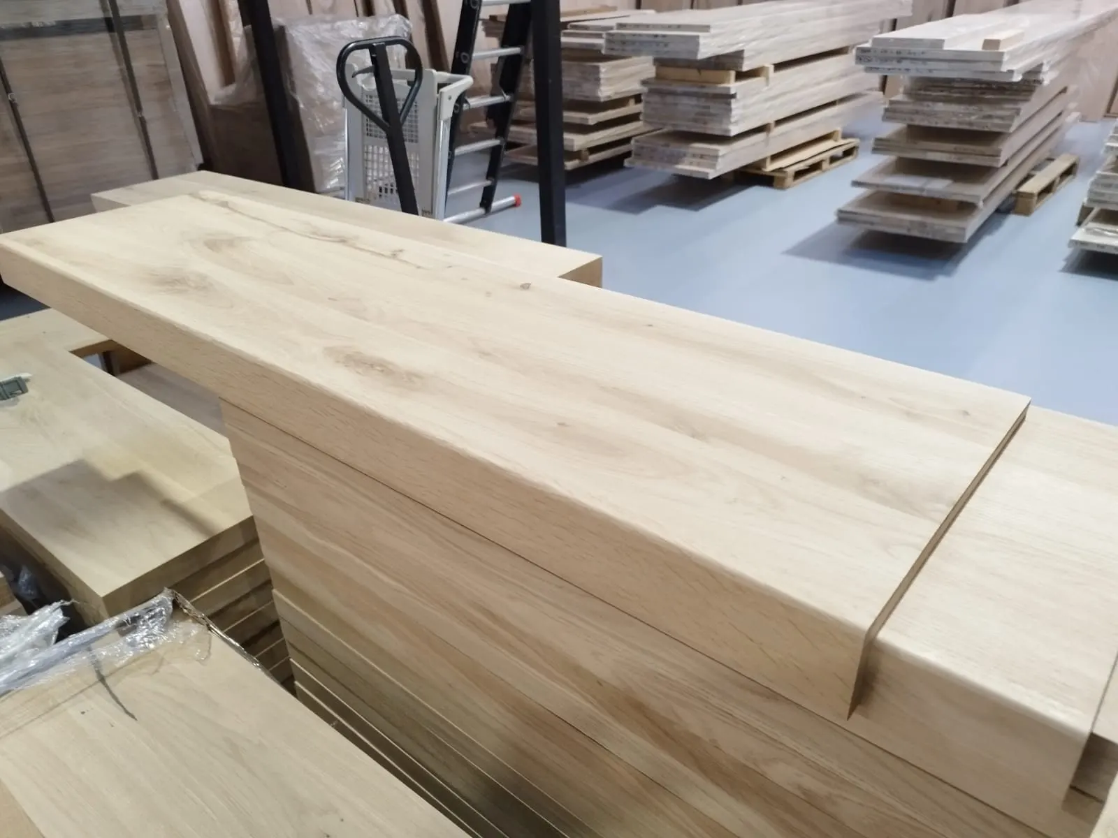Marche de rénovation en chêne posée sur une pile, avec son retour en façade