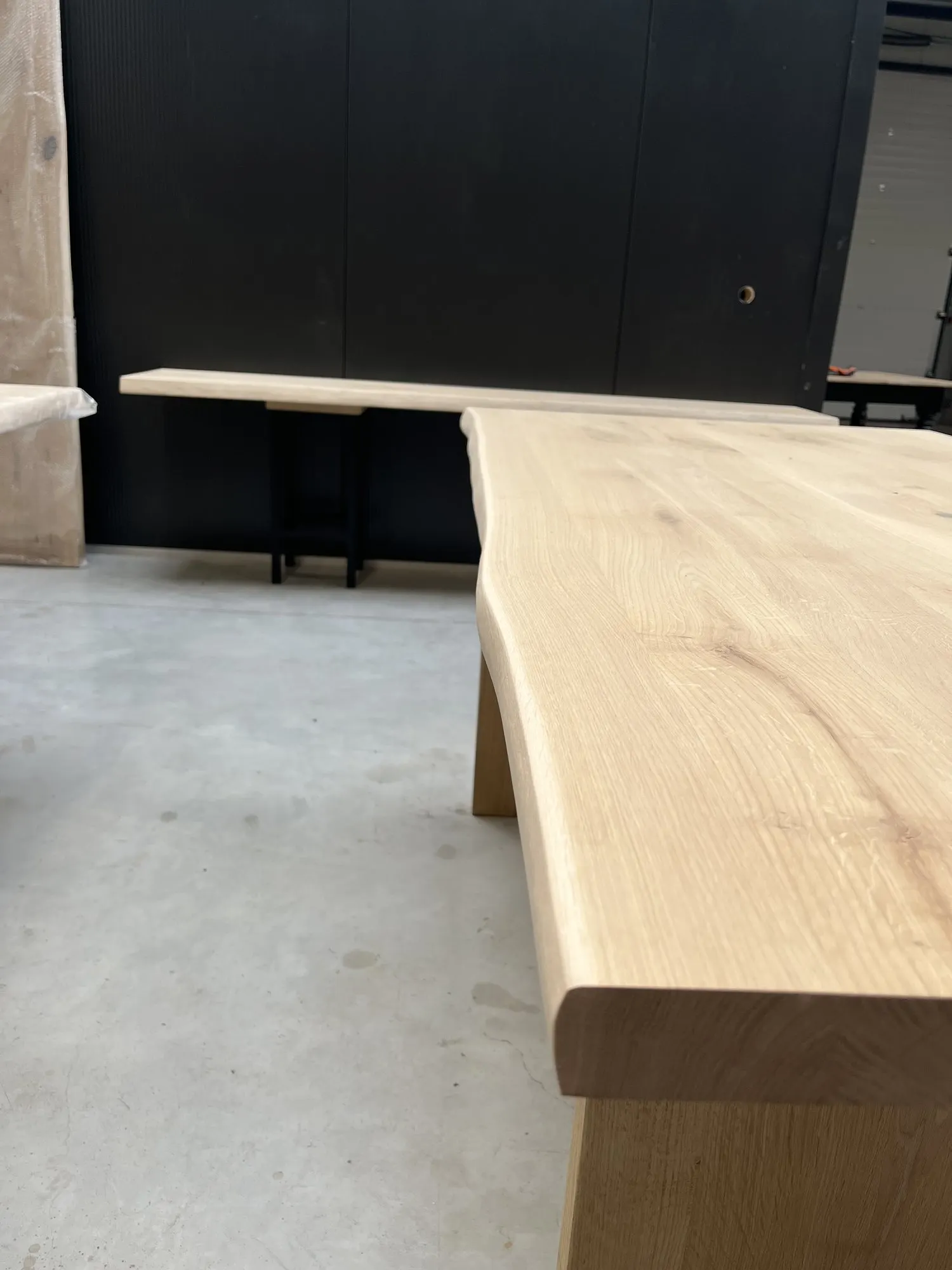 Bord naturel d’un épais plateau de chêne, vu en enfilade